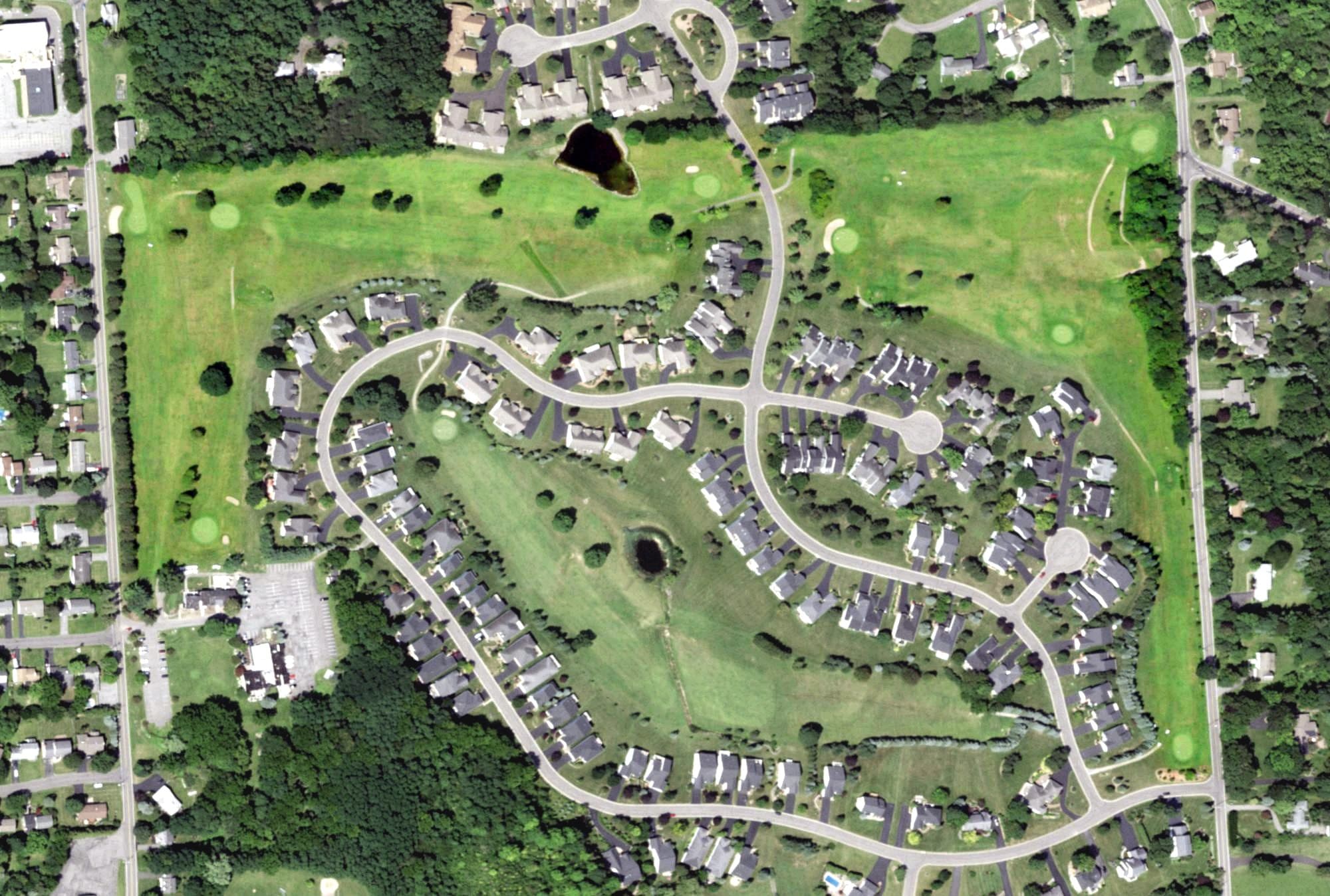 Aerial view of Drumlins East, NY, with its hole routing marked