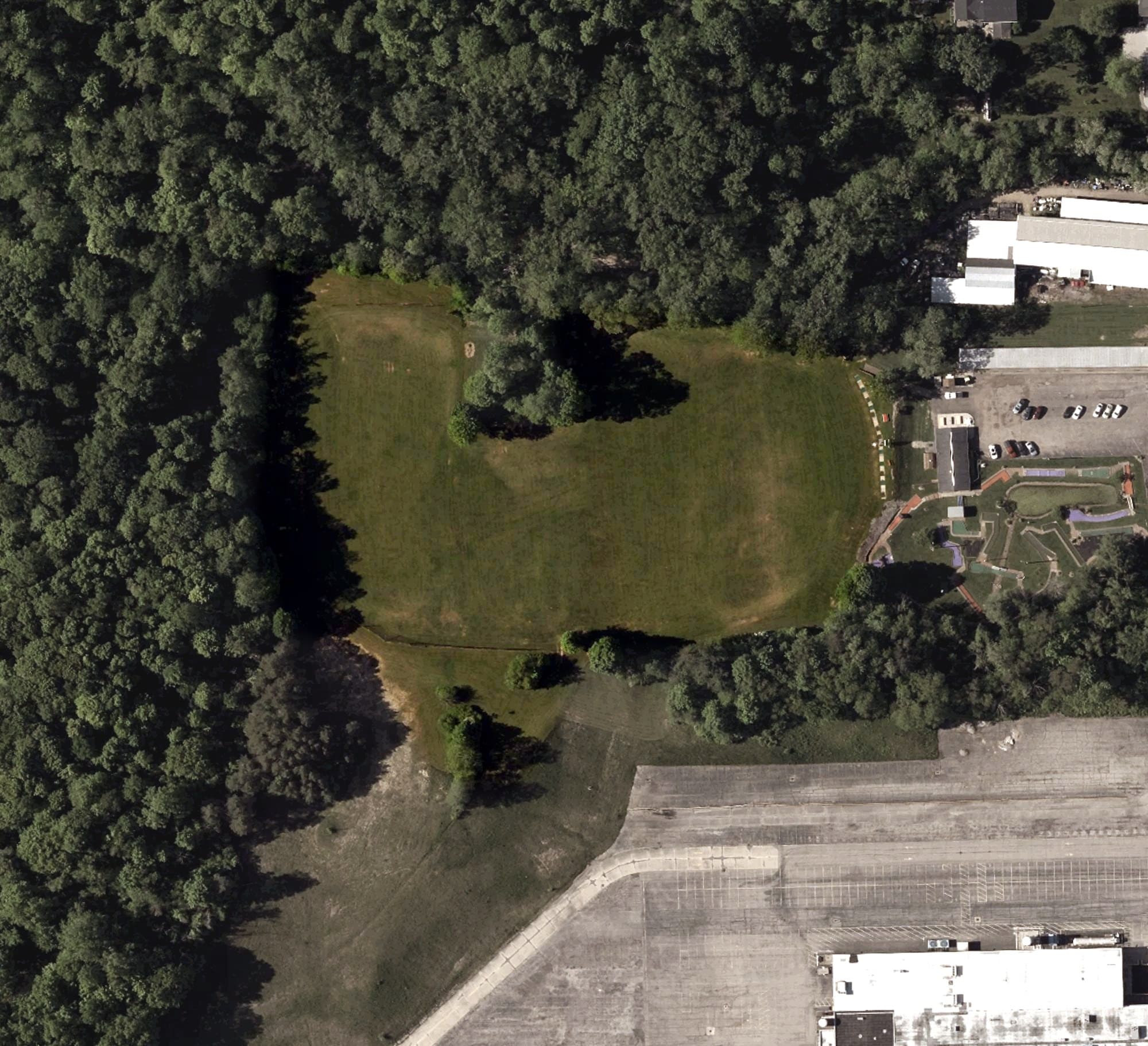 Aerial view of Kelly's Miniature Golf, OH, with its hole routing marked