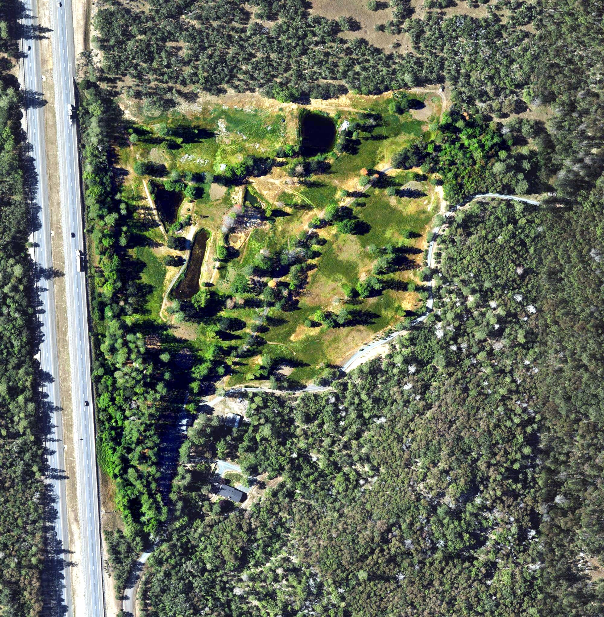 Aerial view of Red Mountain Golf Course, OR, with its hole routing marked