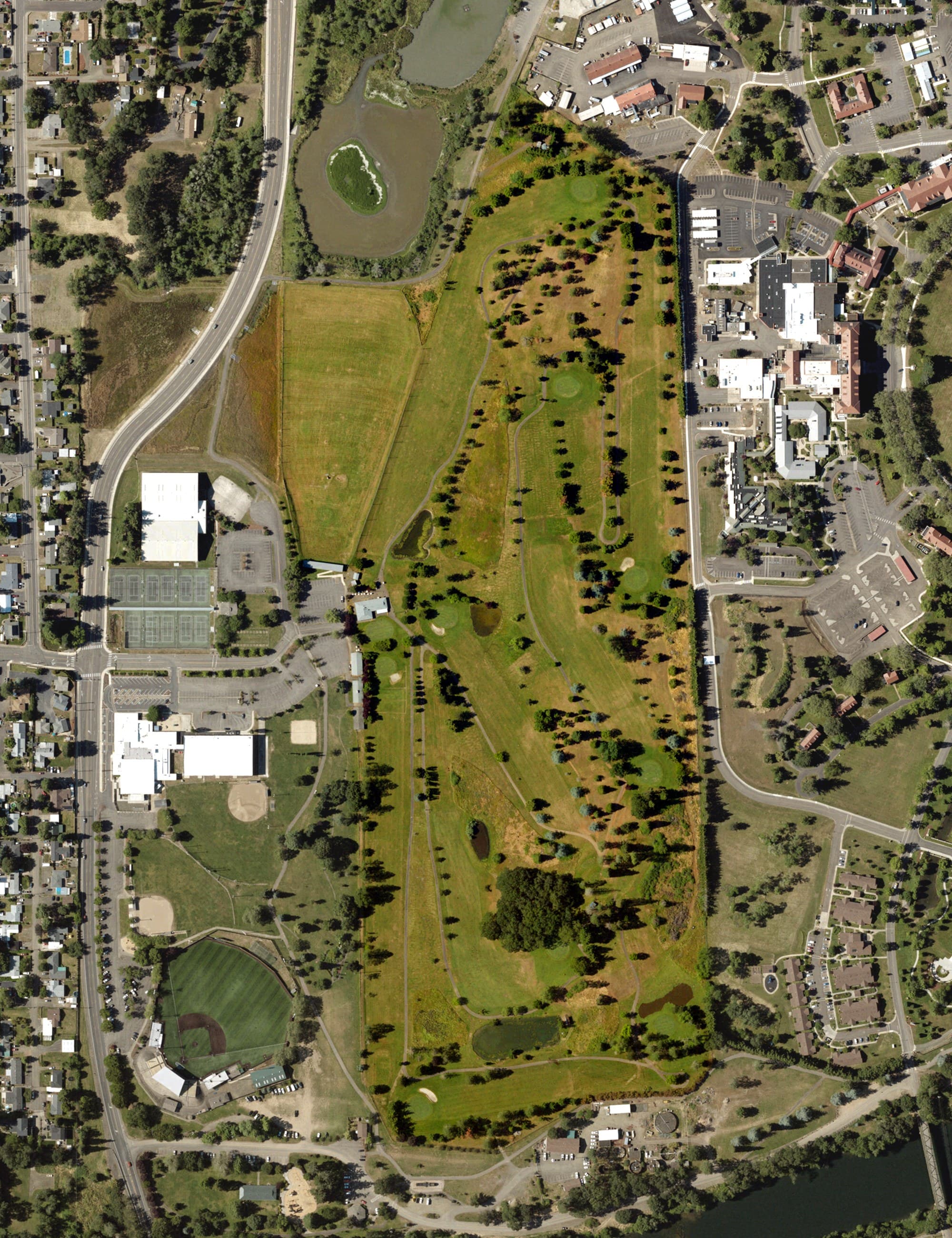 Aerial view of Stewart Park Golf Course, OR, with its hole routing marked