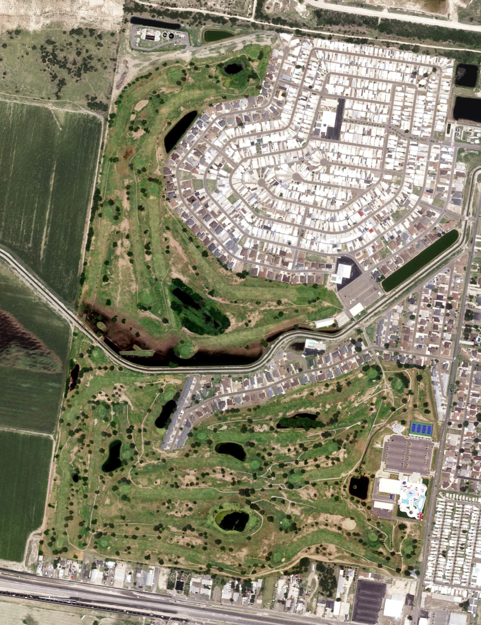 Aerial view of Howling Trails Golf Course, TX, with its hole routing marked