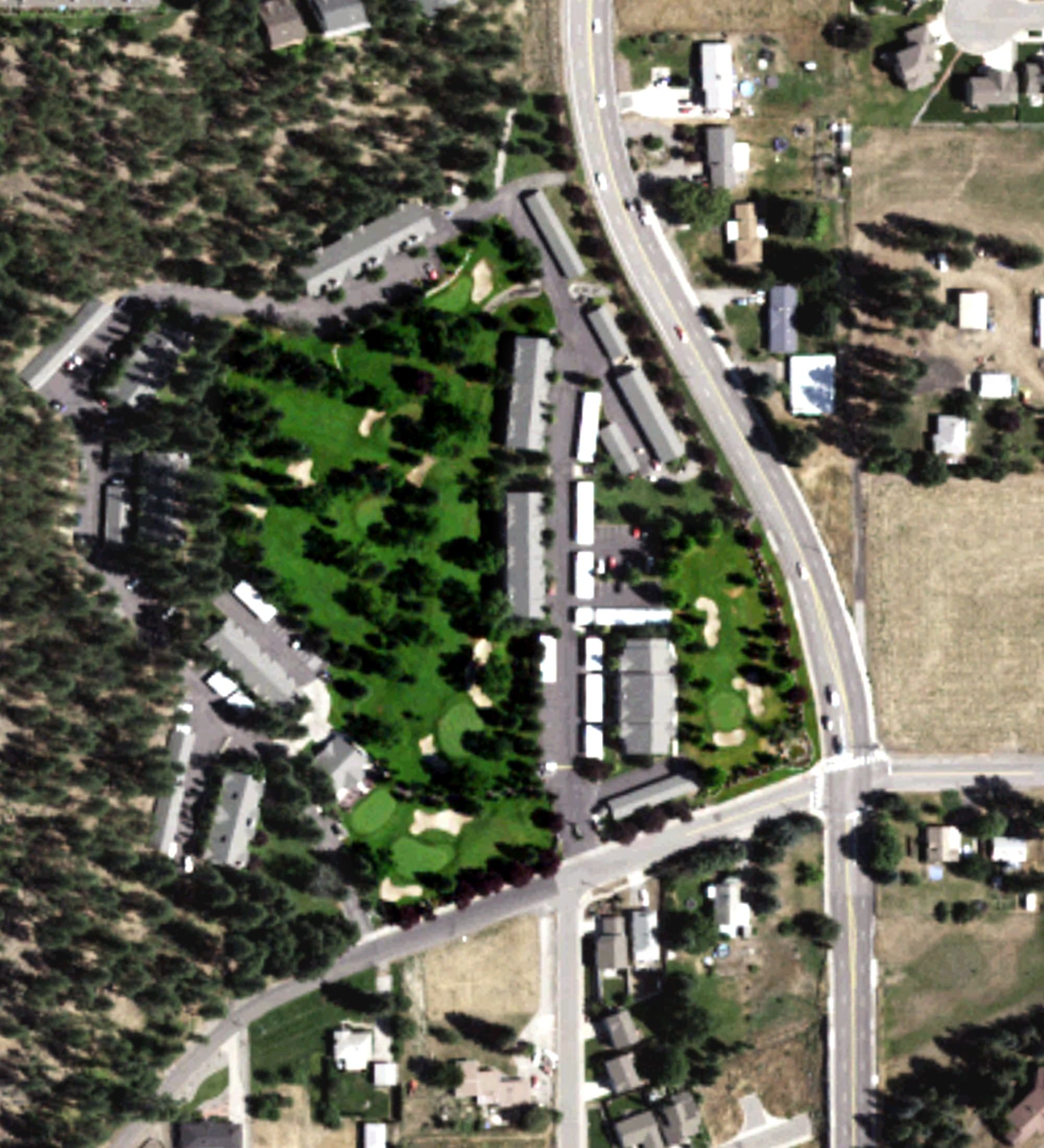 Aerial view of Pasadena Ridge Apartments Golf Course, WA, with its hole routing marked