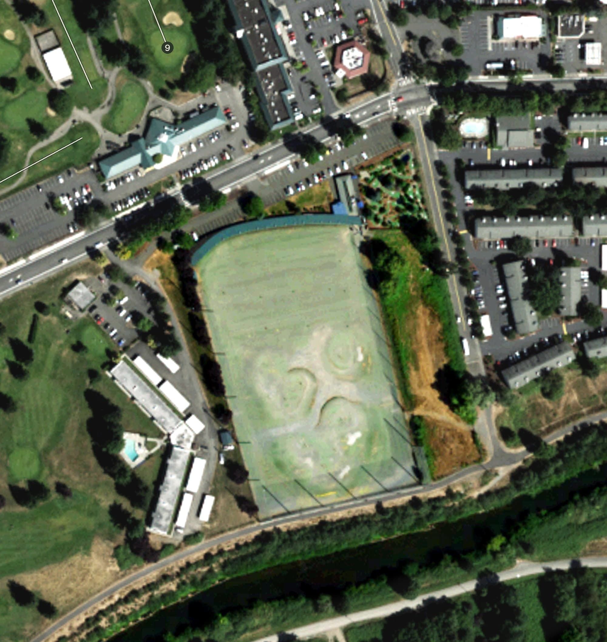 Aerial view of Riverbend Driving Range, WA, with its hole routing marked