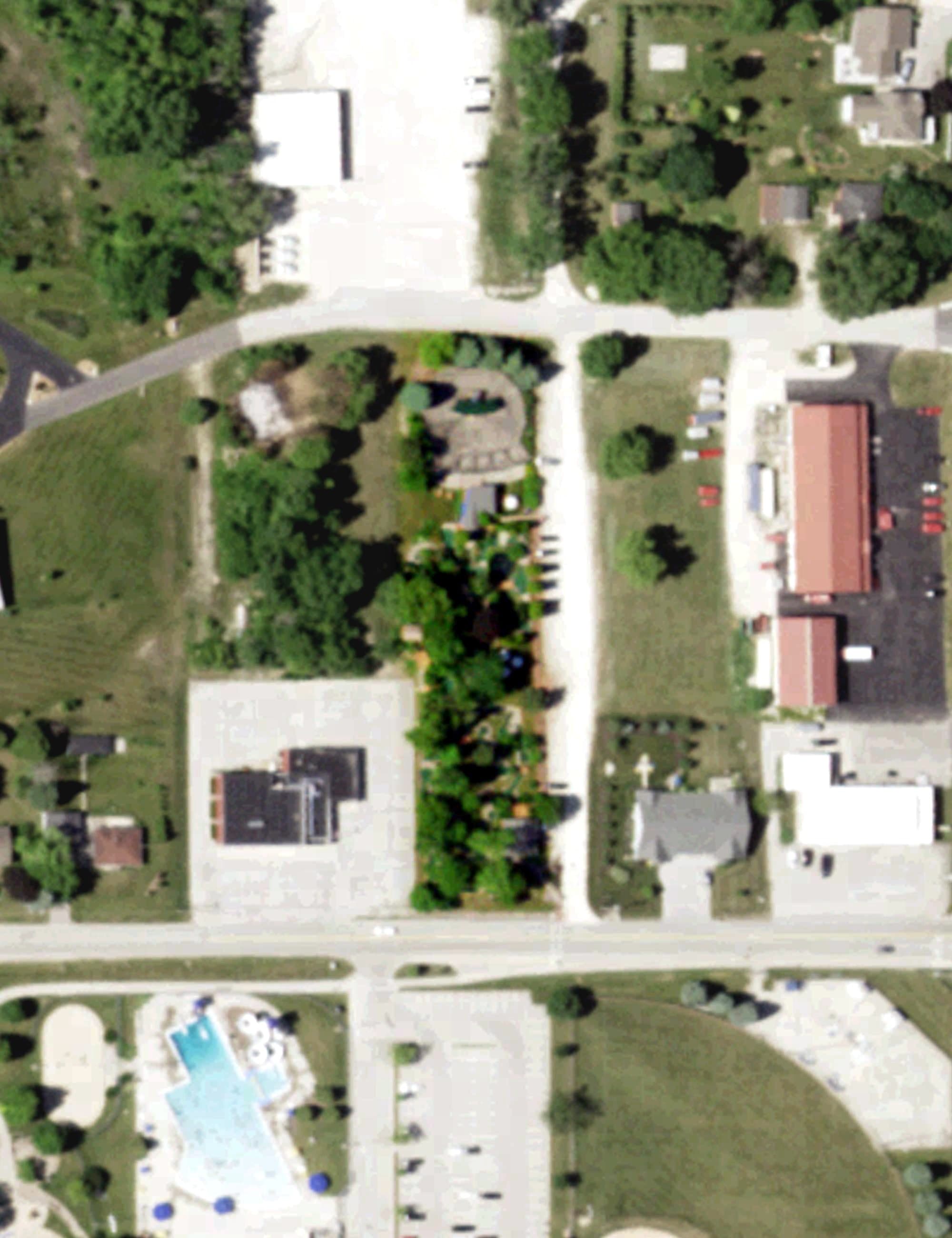 Aerial view of Tom & Jerry's Mini Golf, WI, with its hole routing marked